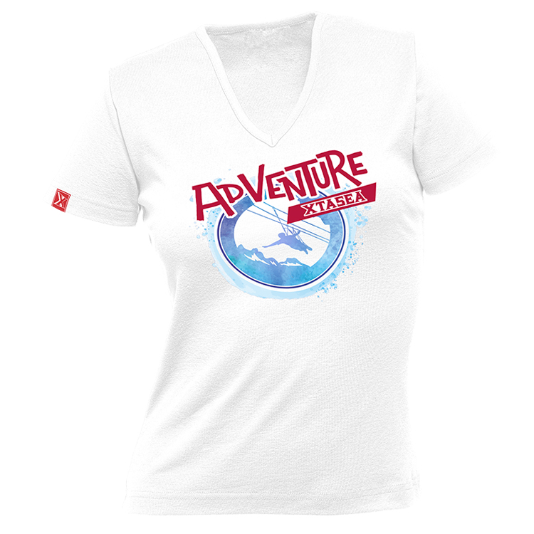 Playera para dama en color blanco con cuello en ‘v‘ con diseño estampado tipo acuarela adventure