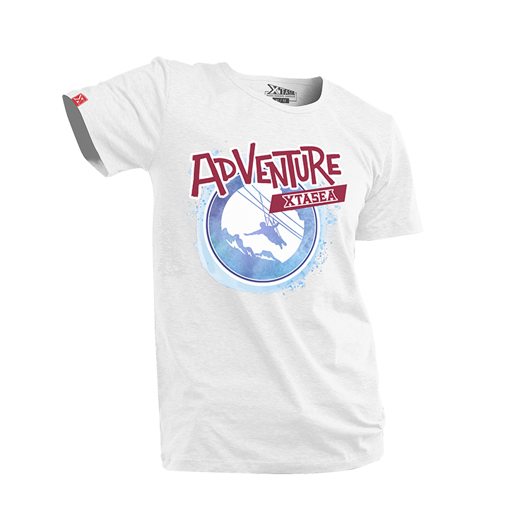 Playera para hombre blanca con estampado en rojo y azul tipo acuarela con frase Adventure XTASEA